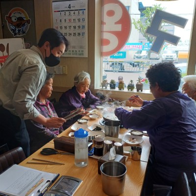 2024년 재가노인지원서비스 이용자 외식지원서비스 프로그램 진행♥ 이미지